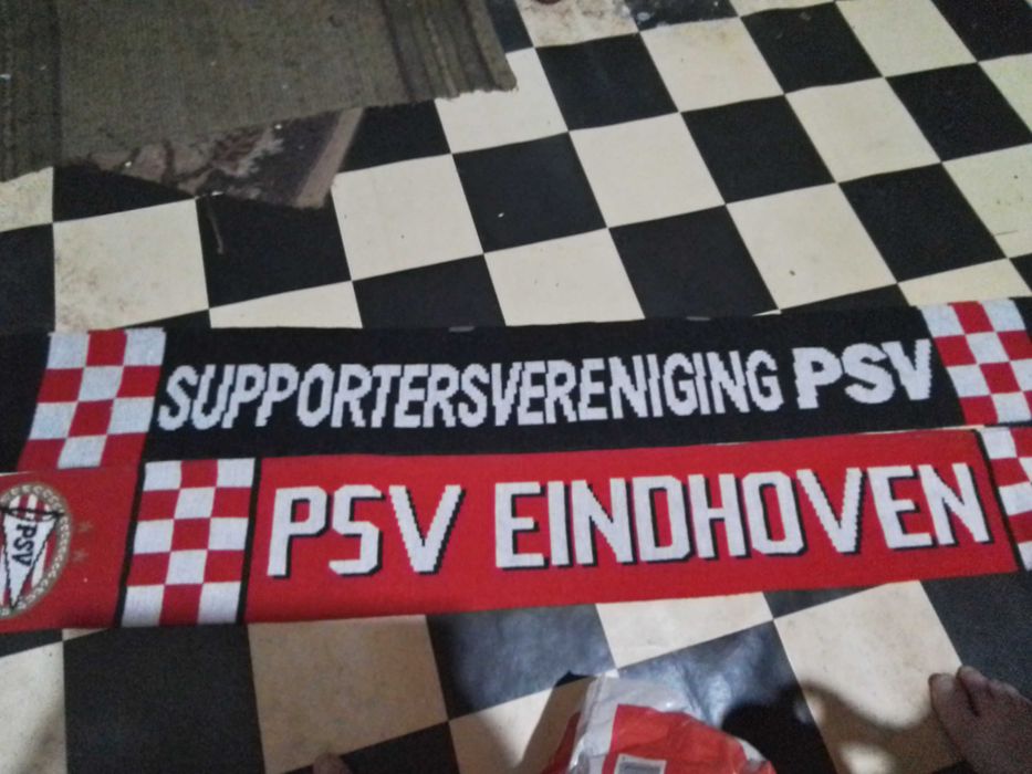 Продавам колекционерски футболни шалове!12 лв.бр.