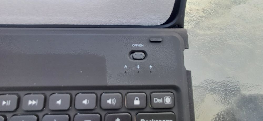 De vanzare husa plus tastatura Bluetooth Ipad