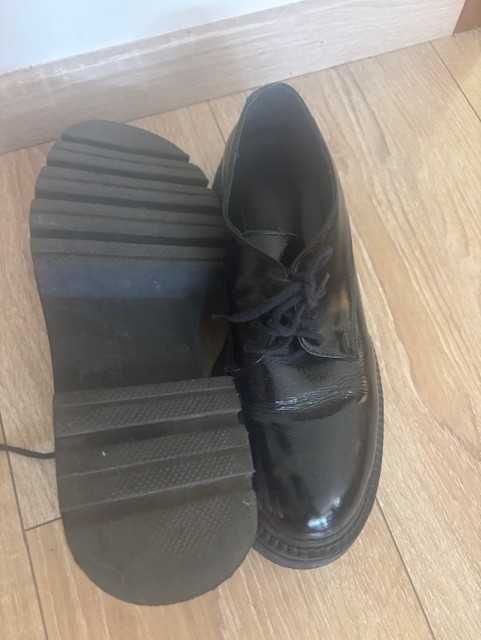 Дамски черни обувки на платформа