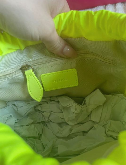 Чанта неонова на Pinko