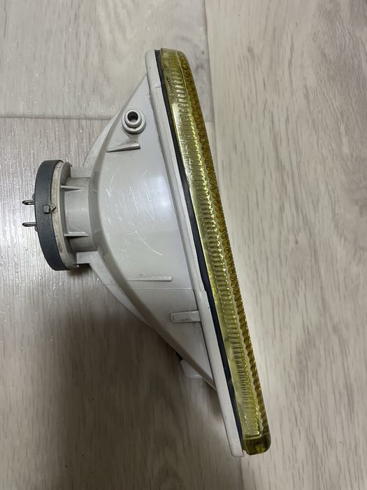 Правая туманка бмв е36 хелла(желтая)