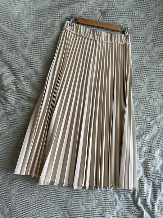 Дамска бежова кожена пола Stradivarius