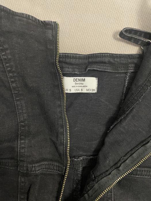 Черен дънков гащеризон с цип Bershka