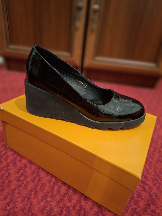 Продаеться женская обувь