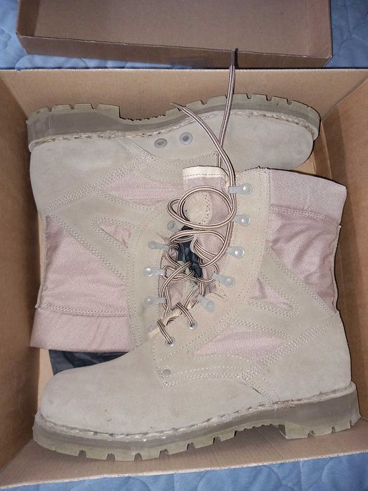 Vand bocanci de armata