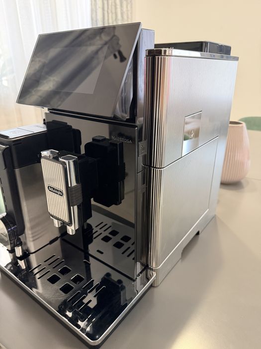 Vand aparat de cafea Delonghi Maestosa folosit impecabil