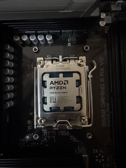Kit AMD Ryzen 5 9600x + Gigabyte B650 Gaming X AX V2