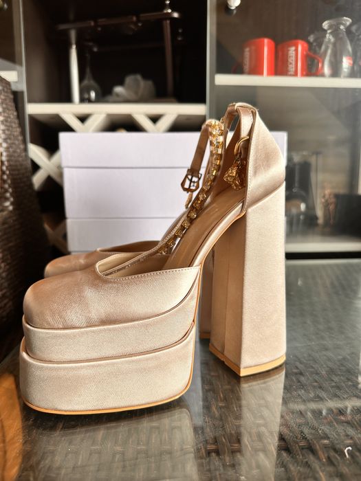 Обувки на висок ток, нови, само за 49 лева