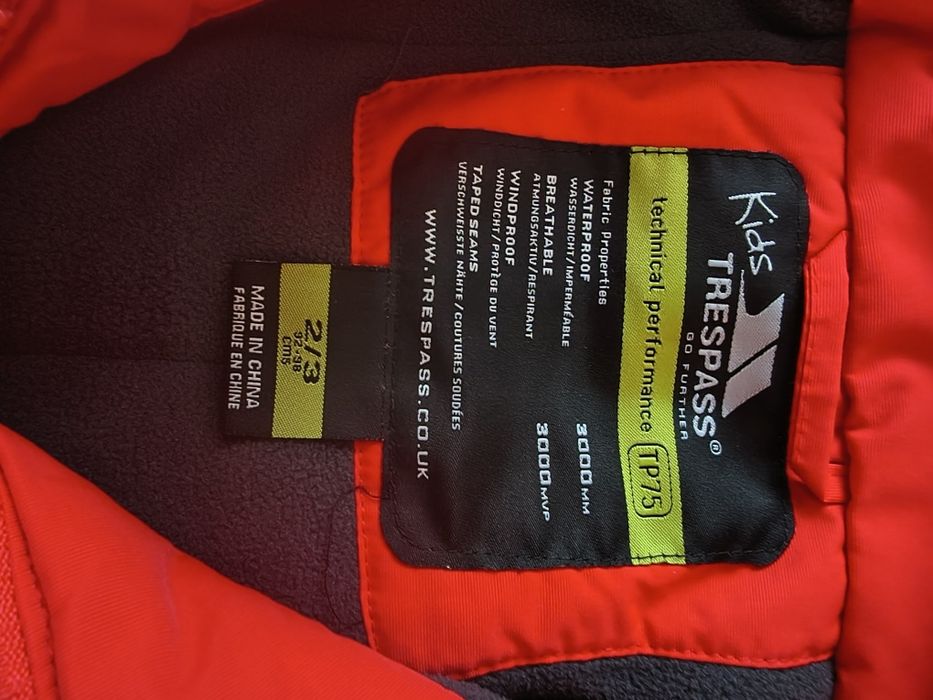 Продавам детски момчешки ски гащеризон на trespass  за дете до 2-3 г.
