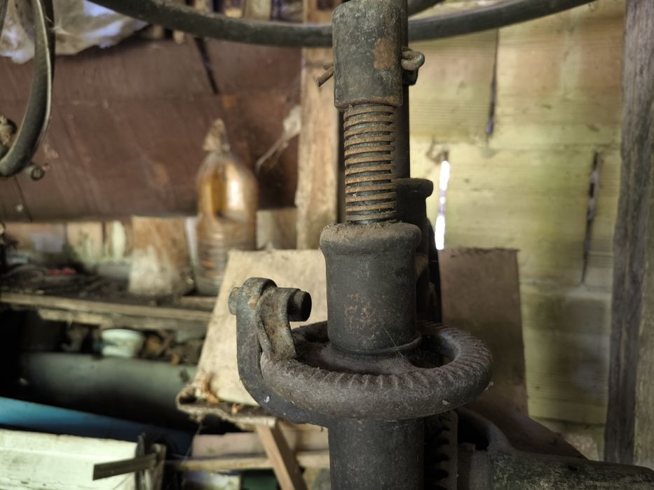 Стара ръчна настолна бормашина