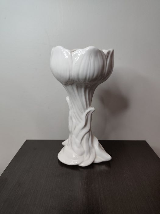 Прекрасна ваза, декорация от керамика с бяла глазура.