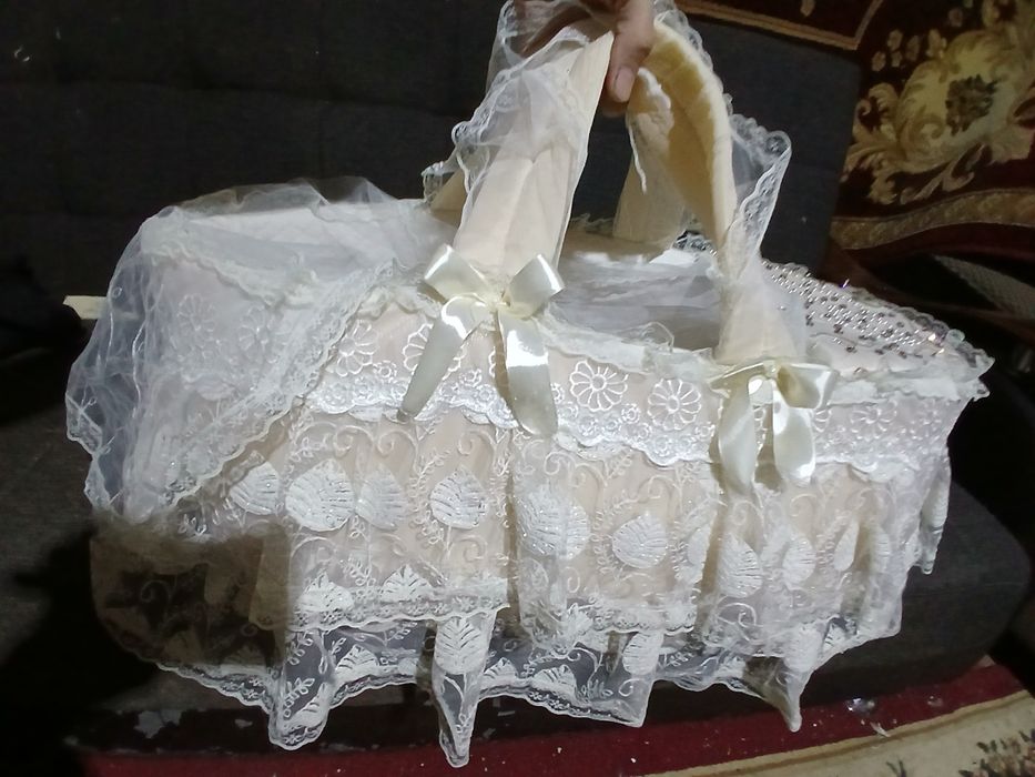 Chaqaloqni tug‘ruqxonadan kutib olish uchun beshik (savat).. Колыбель