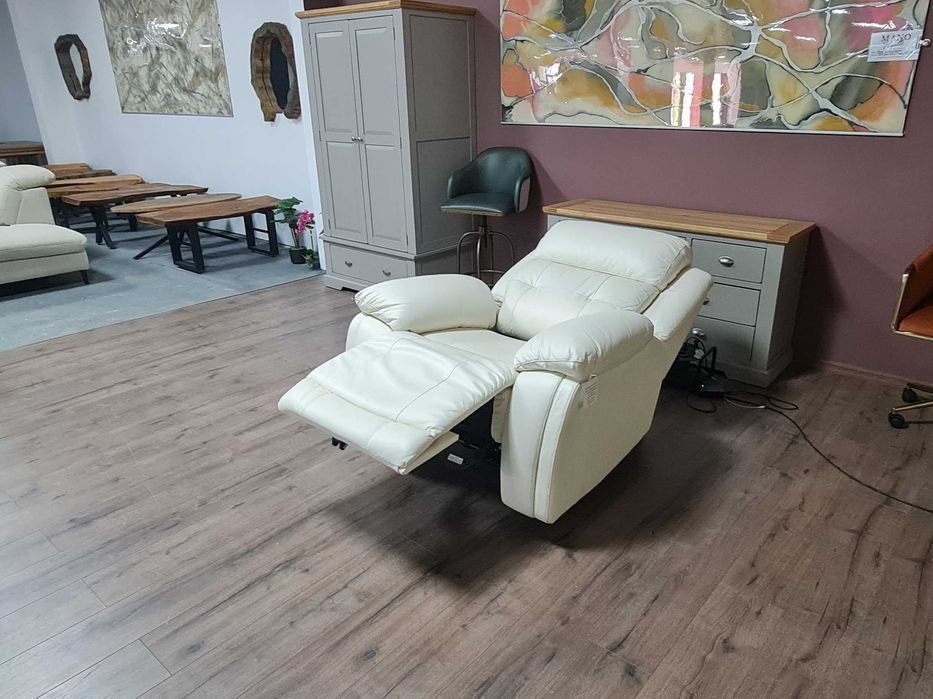 Бял кожен фотьойл La-z-boy с електрически релаксиращ механизъм