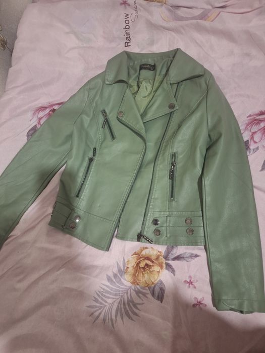 Ayollar charm kurtkasi.