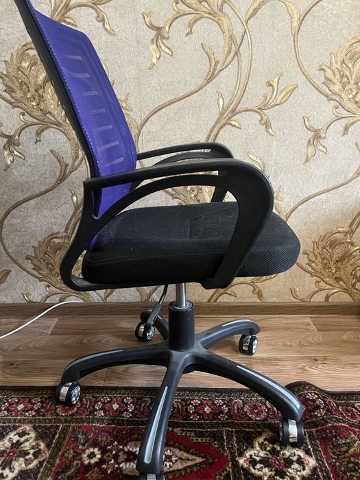 офисный стул фиолетовый