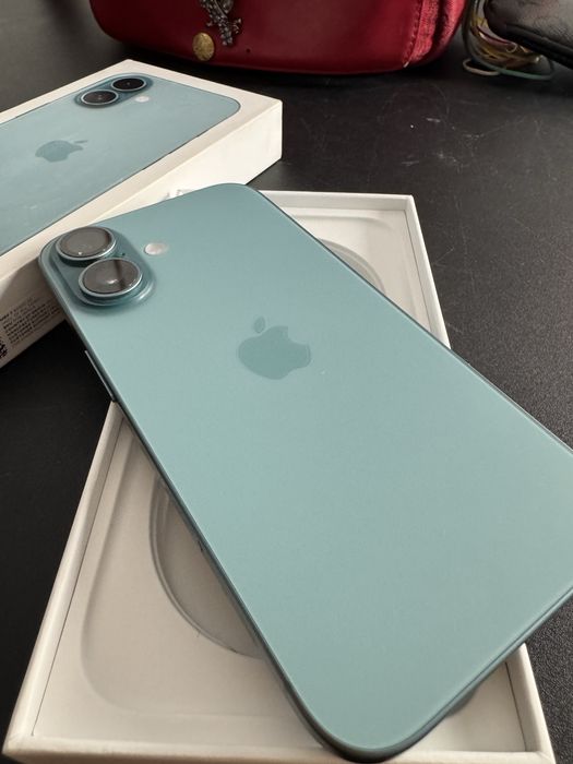 продам iPhone 16 256gb