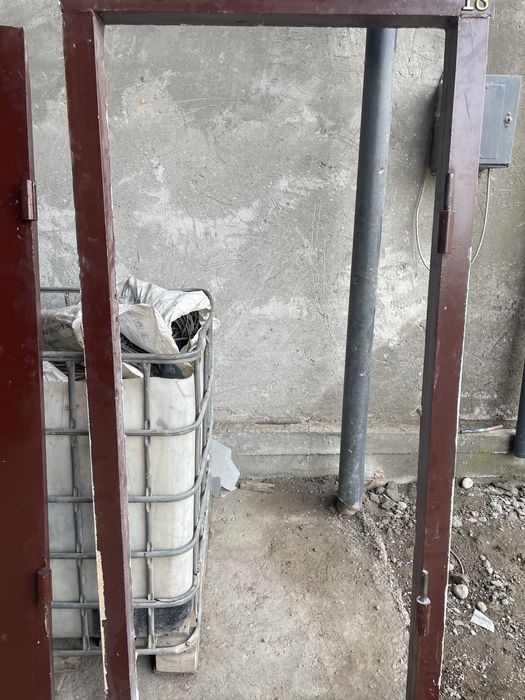 Железный ворота и дверь