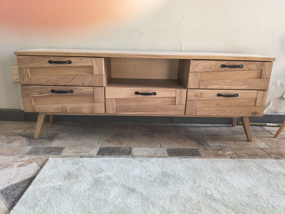 Скрин , тип TV , изцяло масив , дъб.