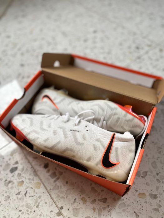 Бутсы Nike Air Zoom Mercurial Vapor 15 Elite FG белого цвета.