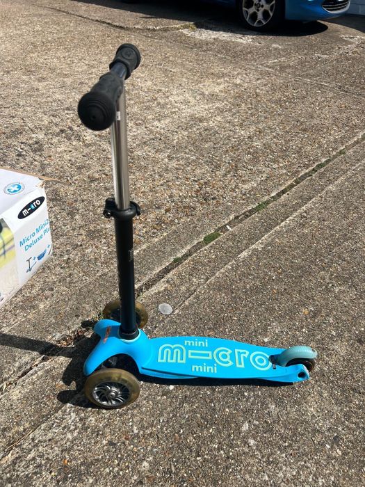 Micro Mini2Go Delux тротинетка