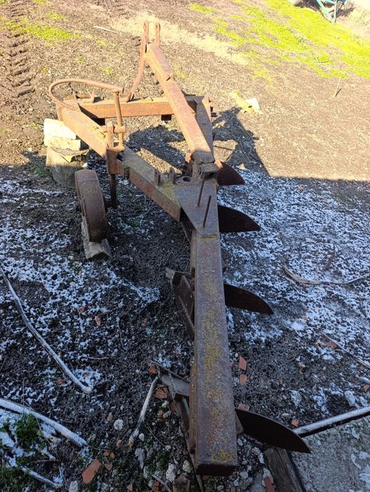 Продавам чизел и плуг 4/25