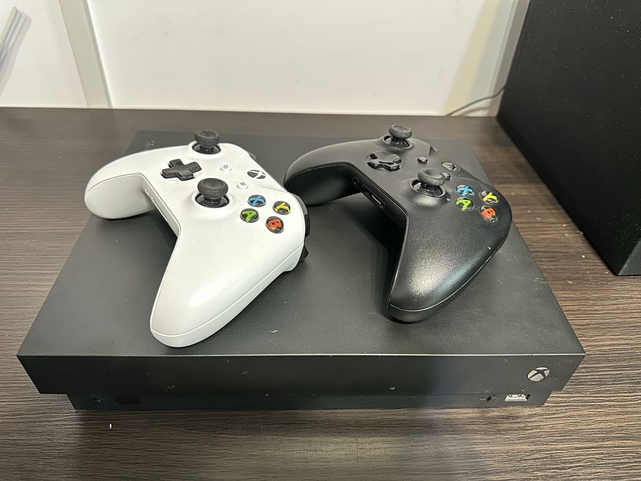 XBOX One X 1TB + 2 controllere