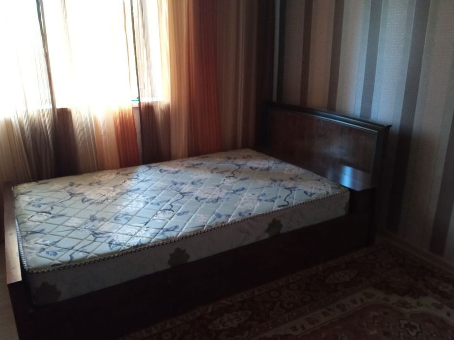 Миллий банк якинида.