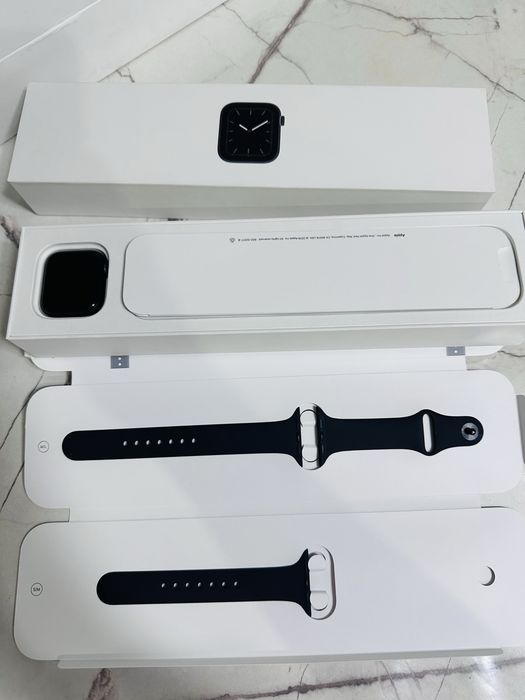 Продам Apple Watch 5 series