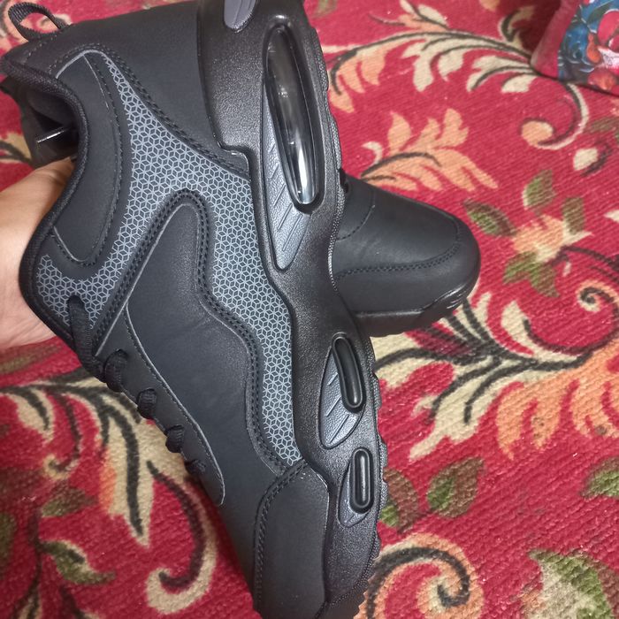 Кроссовки продам новые