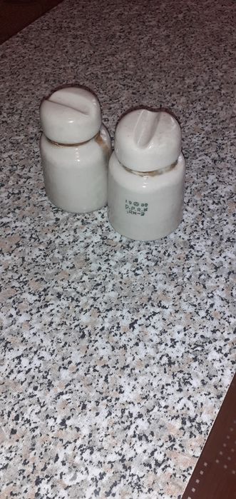 Чашки за конзола , електрически стълб