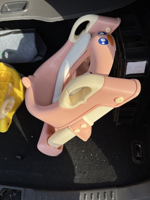 Продавам 2 бр. тоалетни столове  в стил стъпала за деца.