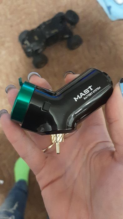 Машинка за татуйровки и батерия