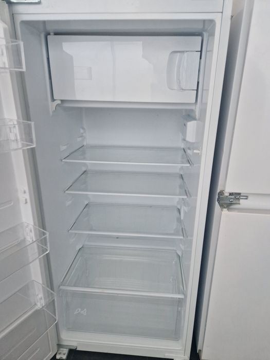 Хладилник за вграждане Gram