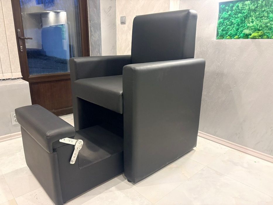 Продавам стол за педикюр