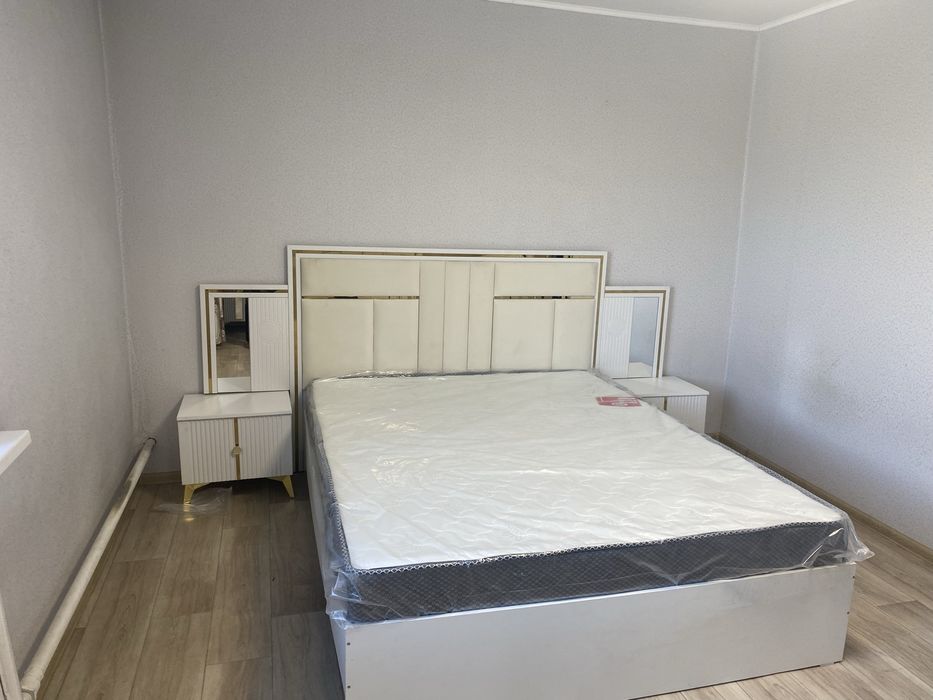 Спальный гарнитур 350000