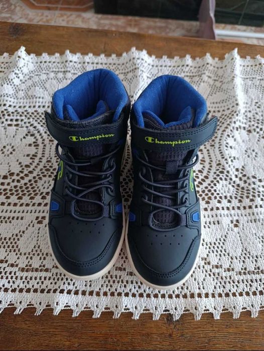 Vând papuci Champion