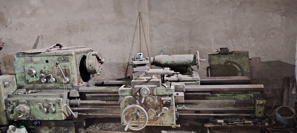 Токарний станок сотилади