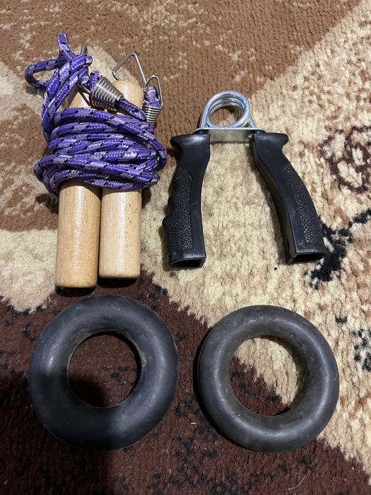 продам эспандер кистевой и скакалка