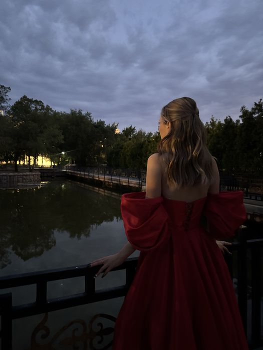 красное вечернее постье