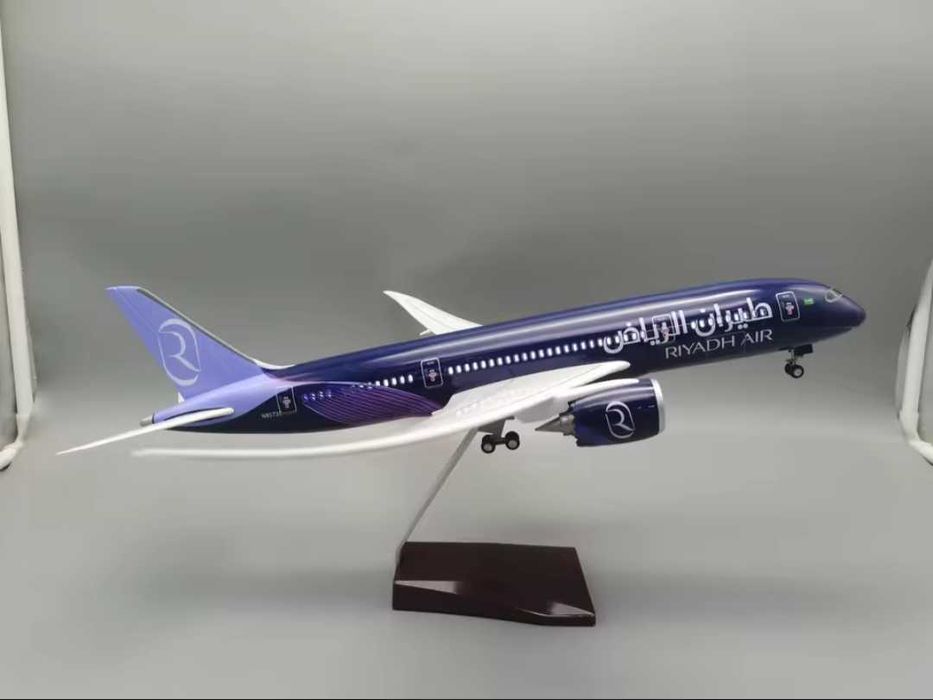 47 CM, senzationala macheta business de avion Boeing 787 Dreamliner Riyadh Air