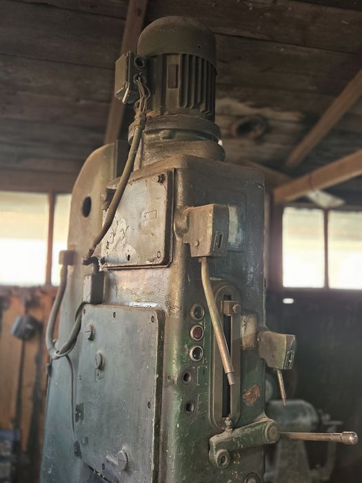 Mașină de gaurit industrială