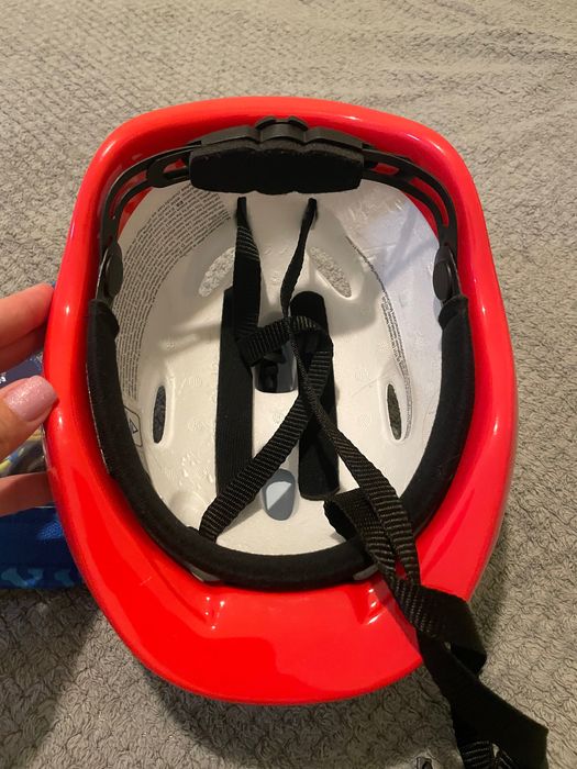 Продавам комплект каска, наколенки и протектори за ръце.