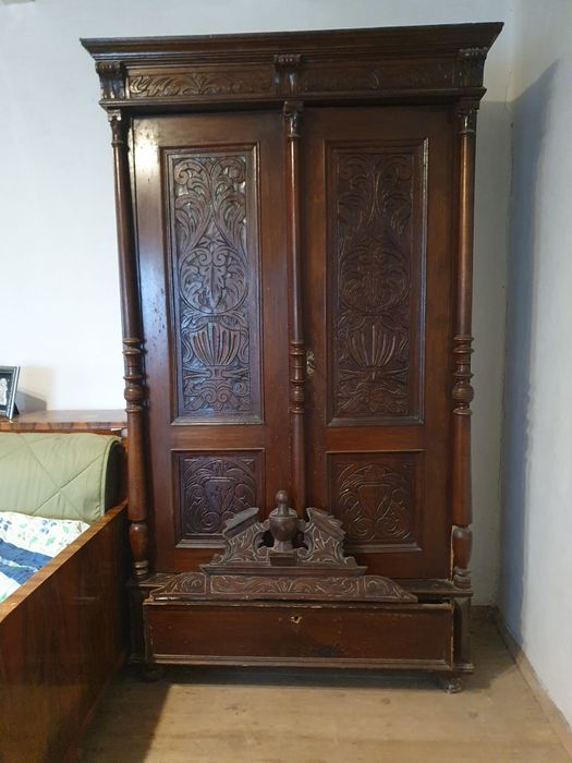 Dulap boieresc din lemn masiv – Sculptură manuală, stil Neorenaștere (aprox. 100 ani)