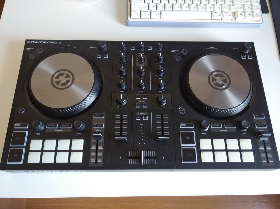 DJ контроллер Native Instruments Traktor Kontrol S2 MK3