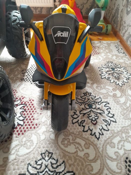 Продаёт детские машинки