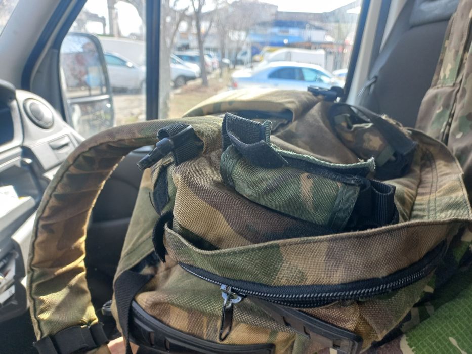 Vând haine militare