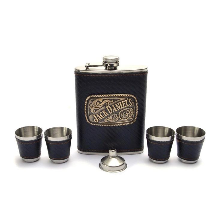 Стилен подаръчен комплект за мъже в картонена кутия.