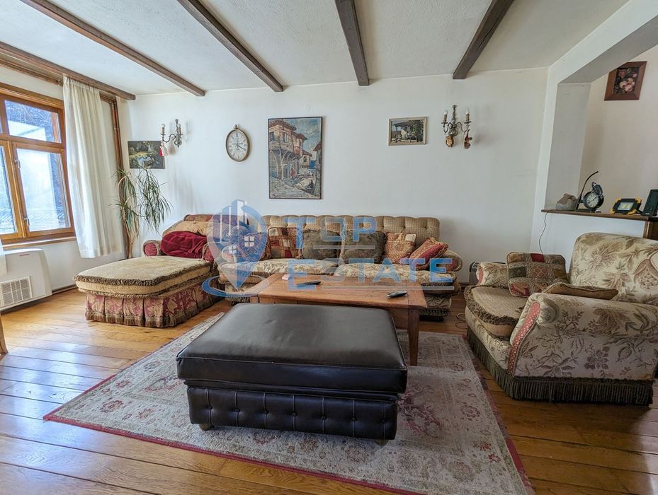 Двуетажна масивна къща в автентичен стил в близост до град Трявна