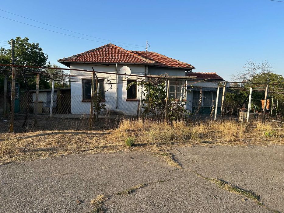 Продава с къща с 2дка двор