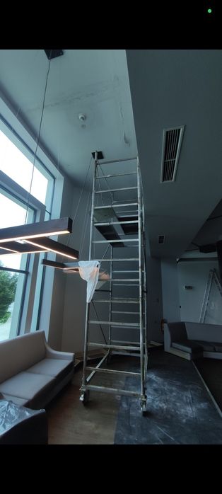 Чисто ново мобилно скеле олекотено перфектно за работа